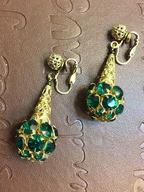Mid-Century Emerald tone Rhinestone Dangle Gold-tone Filigree Earrings Art Deco